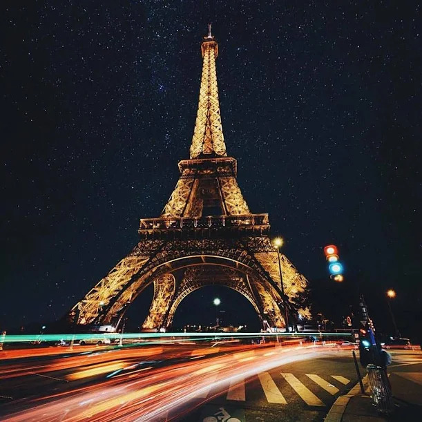 picture enormous crowds of tourists